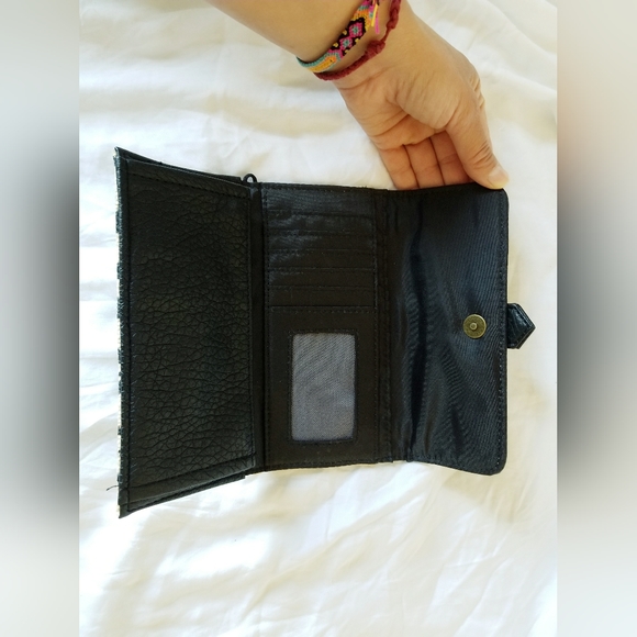 Abstract Design Wallet - Picture 3 of 4